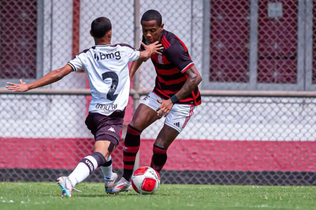 Flamengo sai atrás, reage, mas é derrotado pelo Vasco no primeiro jogo da final do Carioca Sub-20