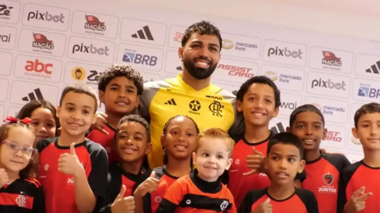 Gabigol fez a alegria das crianças no Flamengo - Foto: Reprodução