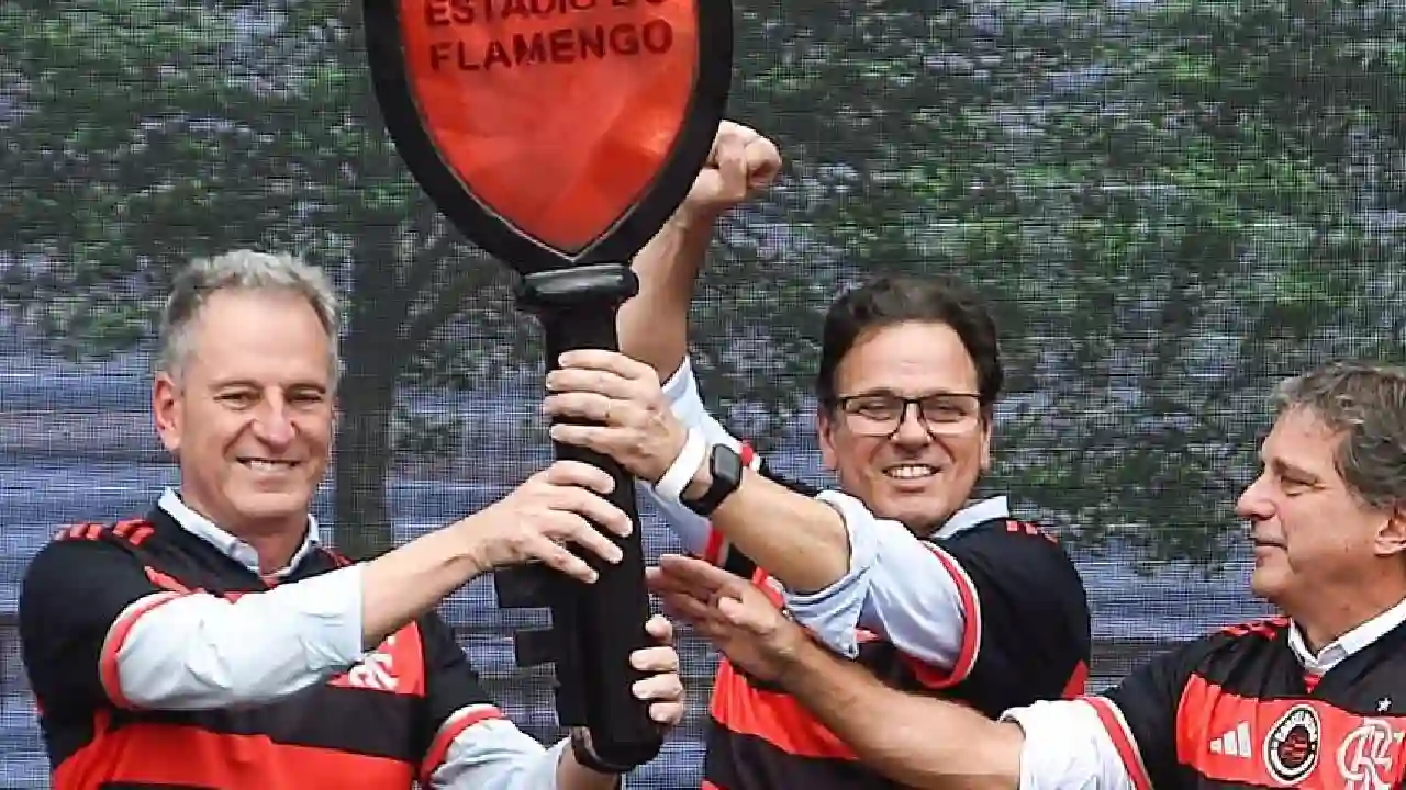 Landim e Dunshe comemoraram muito a posse do estádio - Foto: Flamengo