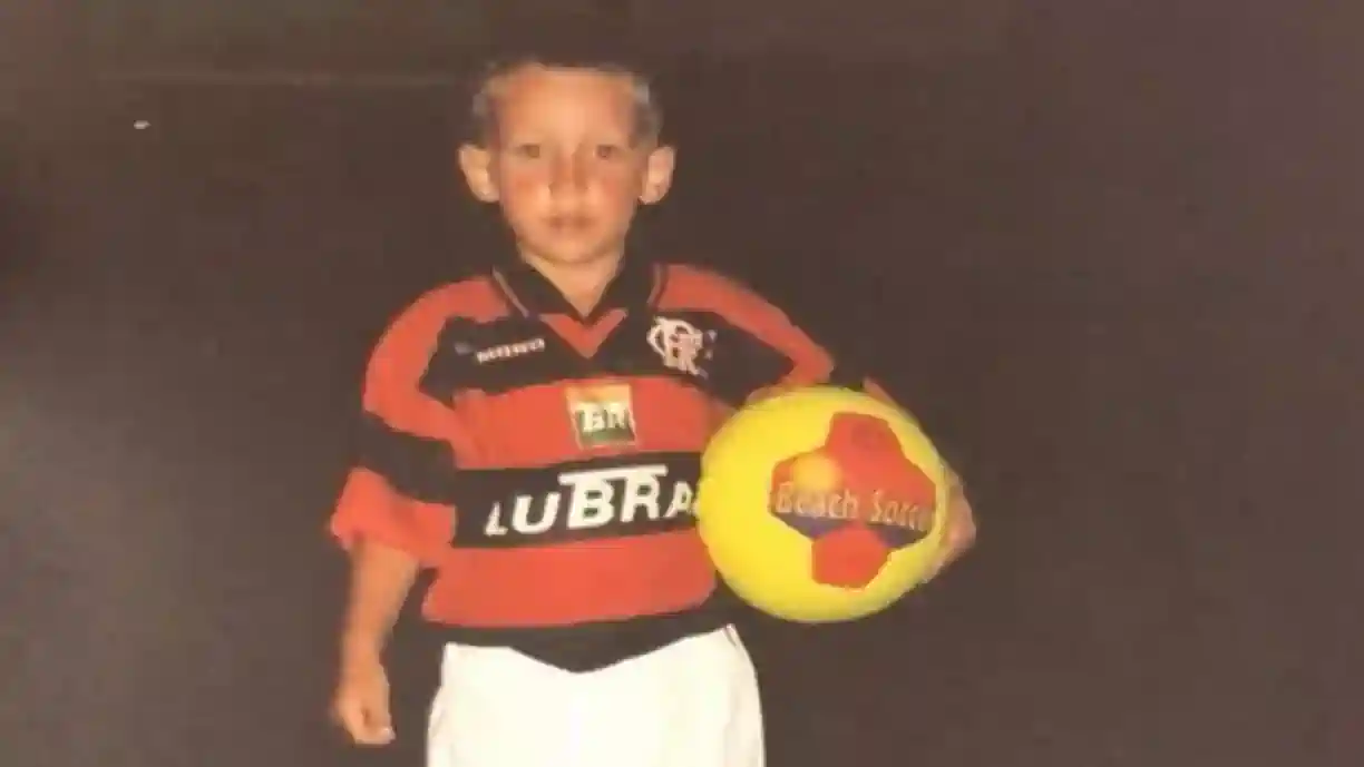 Mini Rubro-Negro! Léo Ortiz compartilha fotos da infância com camisa do Flamengo