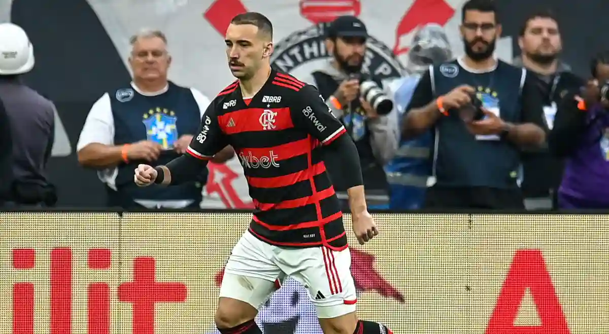 Léo Ortiz, destaque no Flamengo, ganha elogios e se consolida como um dos melhores zagueiros do Brasil. (Foto/CRF)