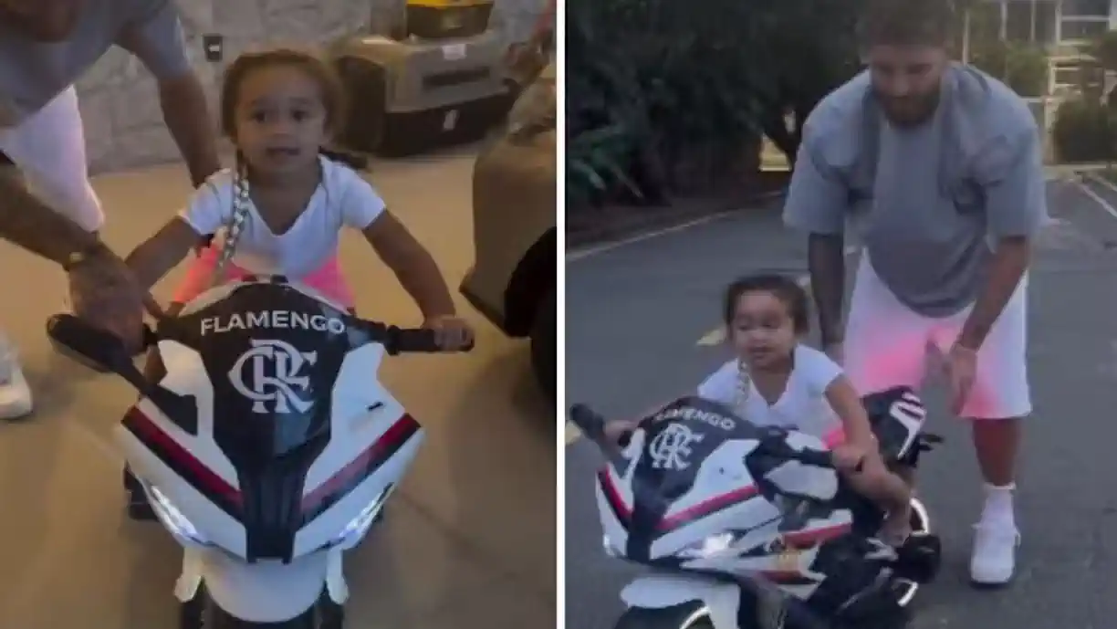 Karoline Lima compartilha imagens de Léo Pereira e Cecília brincando com moto do Flamengo