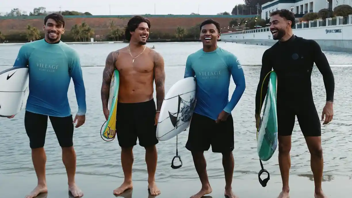 Ex-Flamengo, Lucas Paquetá e Rodrygo surfam com Gabriel Medina em piscina de ondas