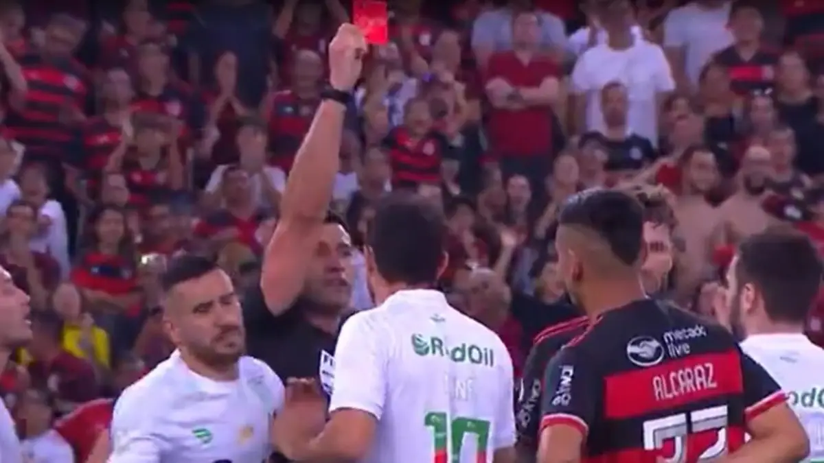 Leitura labial aponta o que Nenê disse para árbitro após a expulsão contra o Flamengo