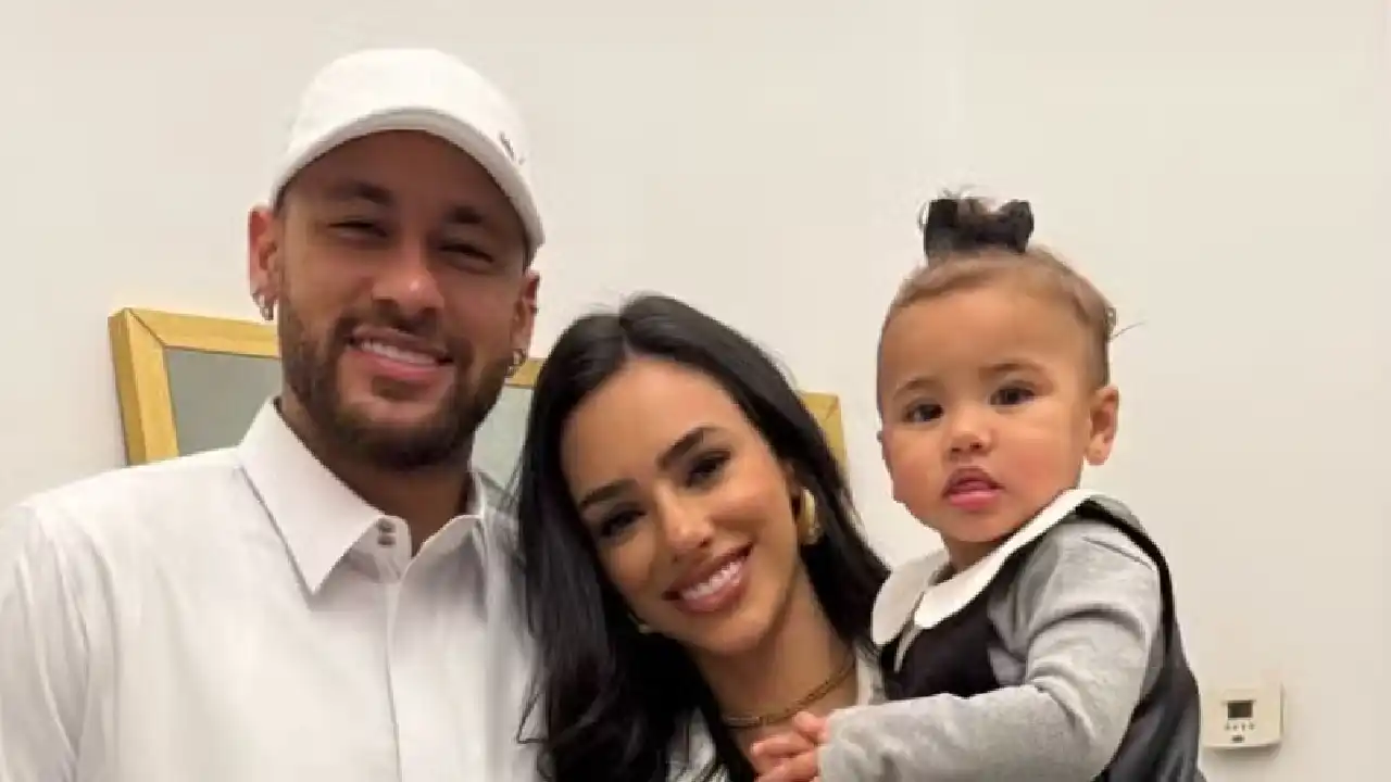 Neymar e Bruna Biancardi aparecem juntos com a filha em jogo do Al-Hilal na Arábia Saudita