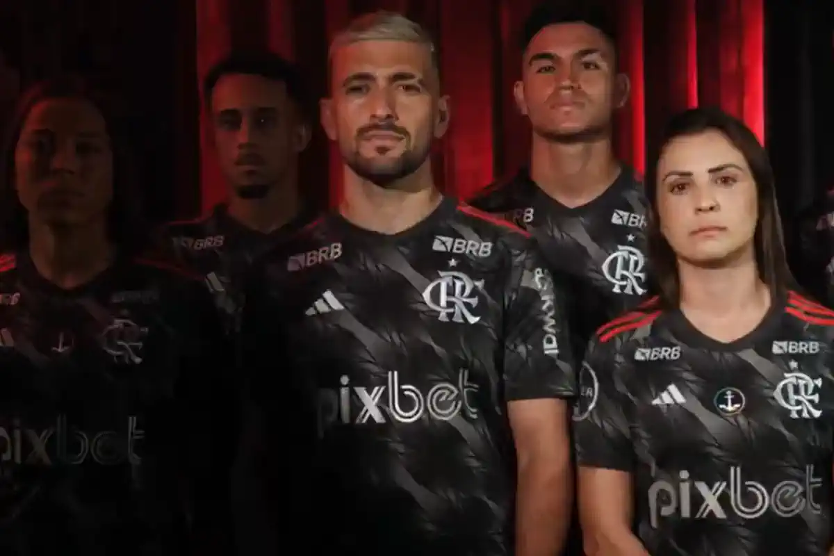 Arrascaeta e Alcaraz trajando o novo uniforme do Flamengo. Foto: Reprodução