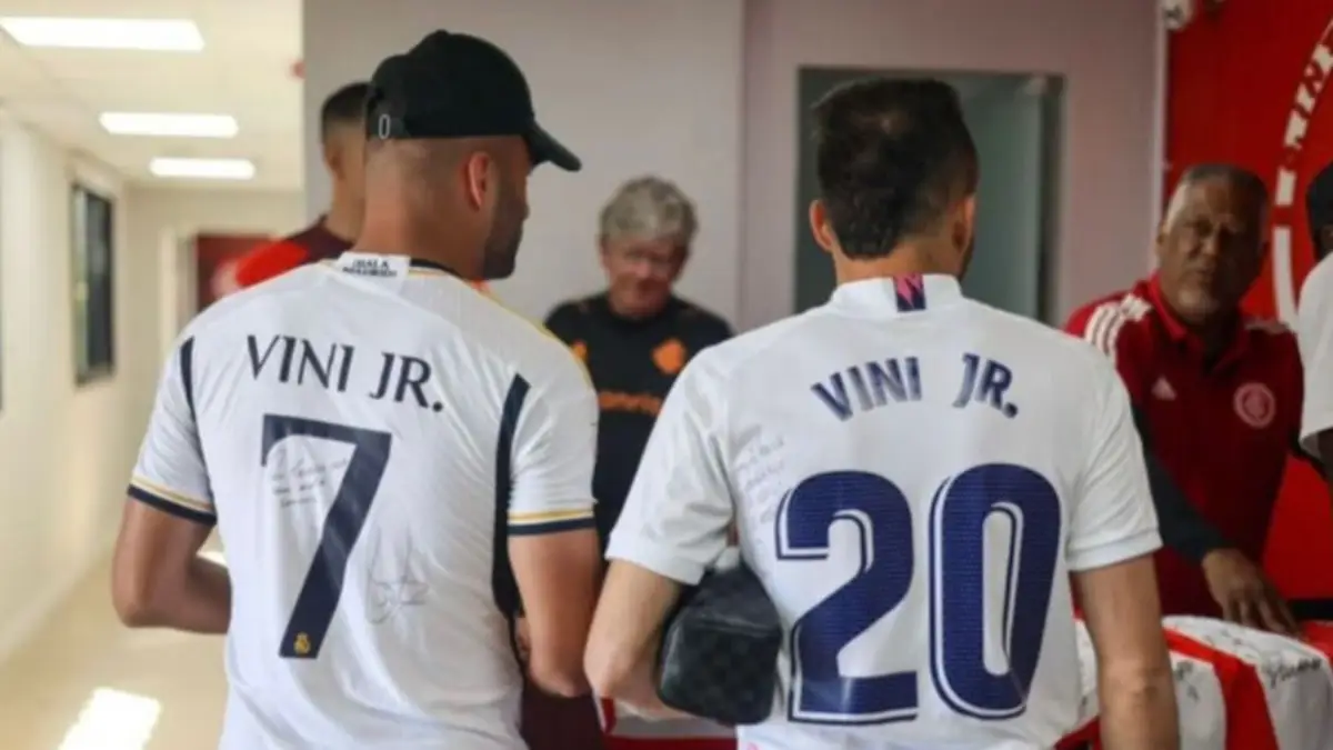 Dois jogadores do Internacional usam camisa de Vini Jr, ex-Flamengo, na chegada para treinar