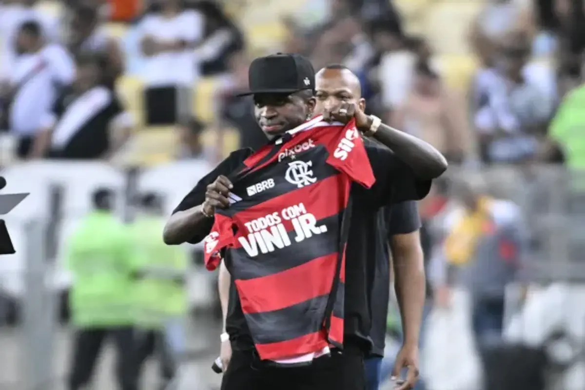 Vinicius Júnior mostra apoio ao Flamengo em final da Copa do Brasil contra o Atlético-MG