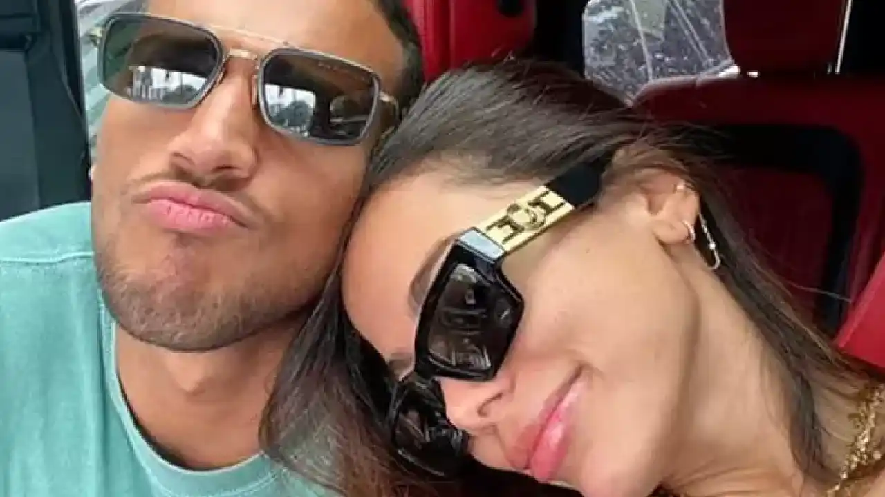 Assumidos! Vinicius Souza posta foto coladinho com a Anitta