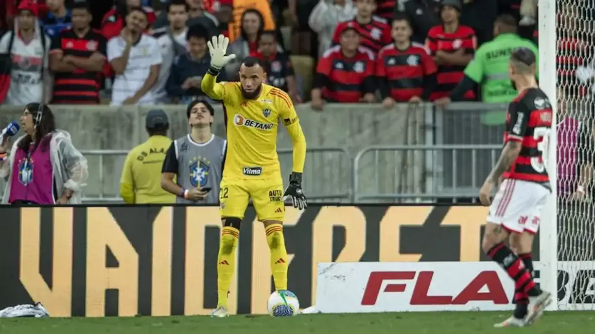 Como assim? Goleiro do Atlético-MG chuta bola contra gandula do Flamengo