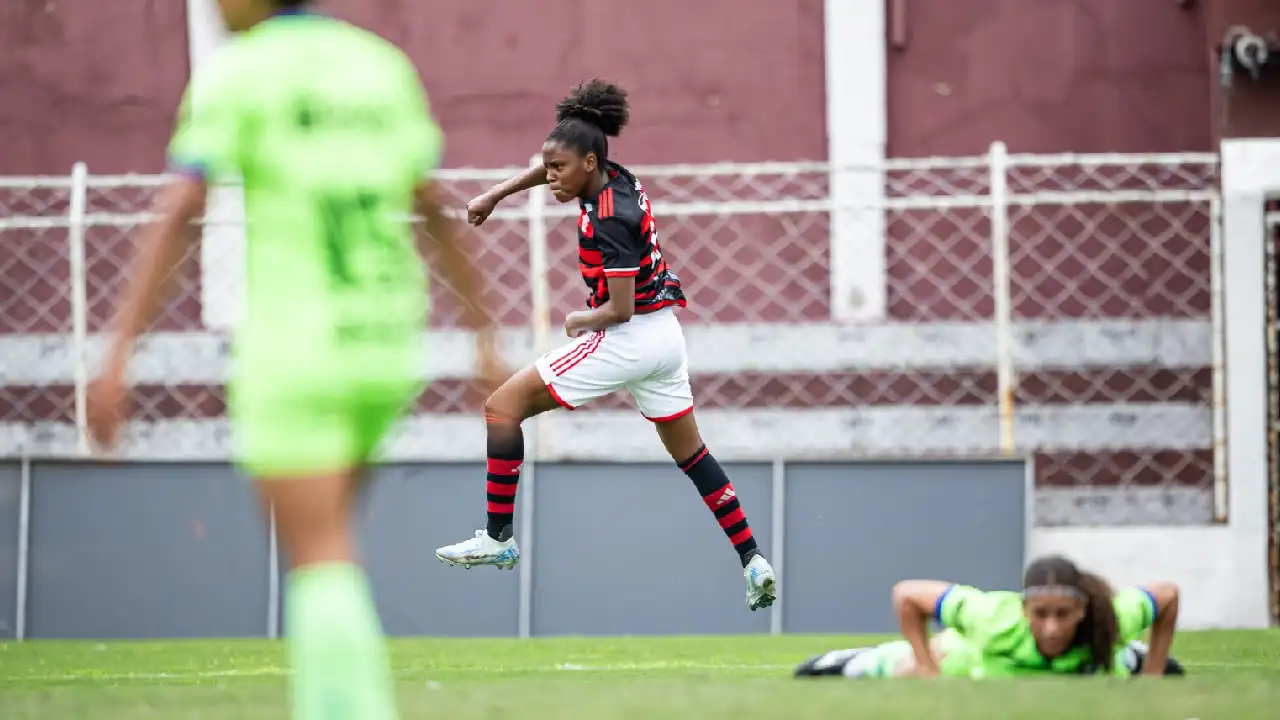  Flamengo Feminino treina no Centro de Futebol Zico, sua nova casa, visando a estreia no Campeonato Brasileiro 2025 - foto: reprodução