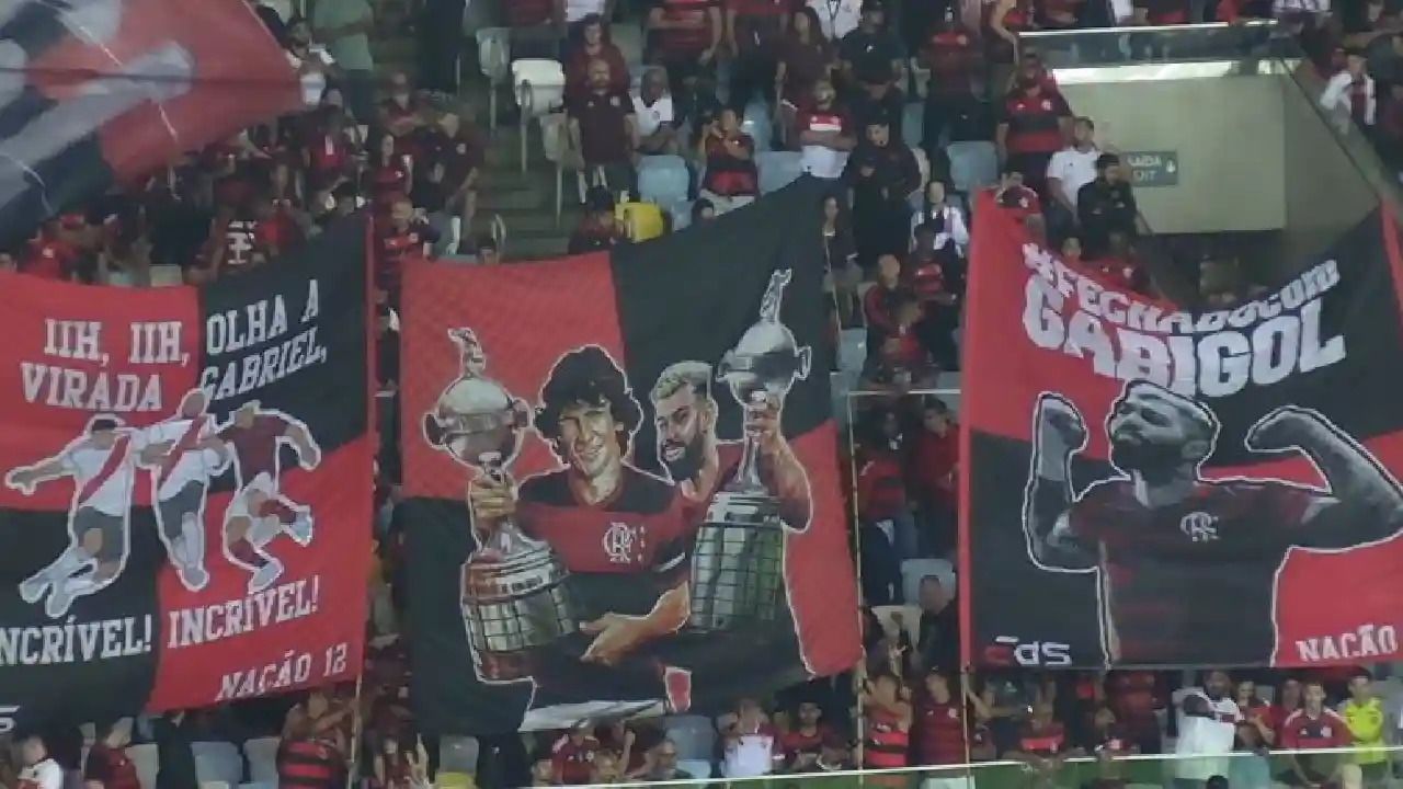 Torcida do Flamengo homenageia Gabigol com bandeiras no Maracanã - foto: reprodução