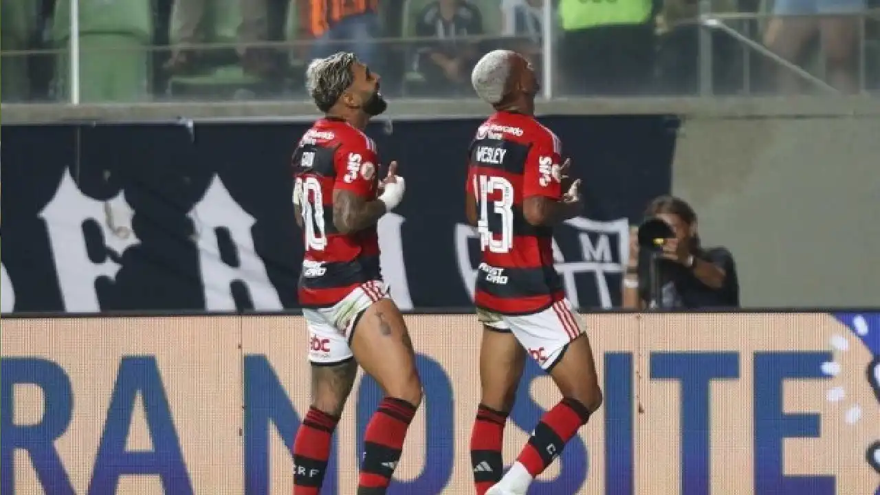  Wesley e Gabigol celebram em campo pela vitória do Flamengo; superação e união marcam o elenco rubro-negro  - foto: reprodução 