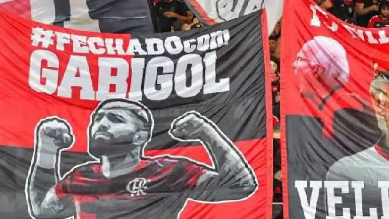 Torcida do Flamengo homenageia Gabigol com bandeiras no Maracanã - foto: reprodução