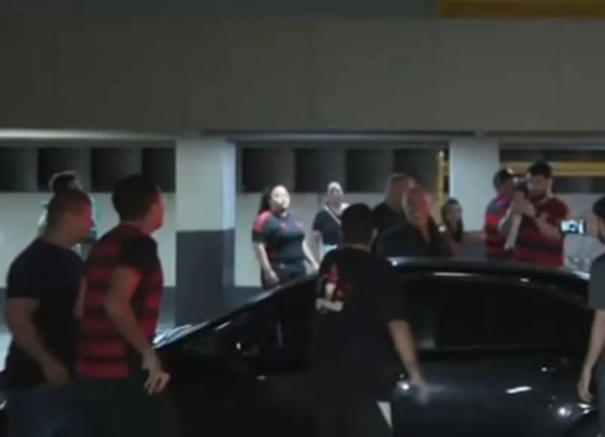 Marcos Braz xingado na chegada ao aeroporto - Foto: Reprodução/ESPN