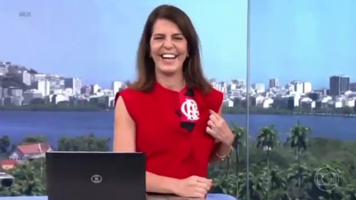 Mariana Gross encerra jornal mostrando camisa do Flamengo (Reprodução/TV Globo)