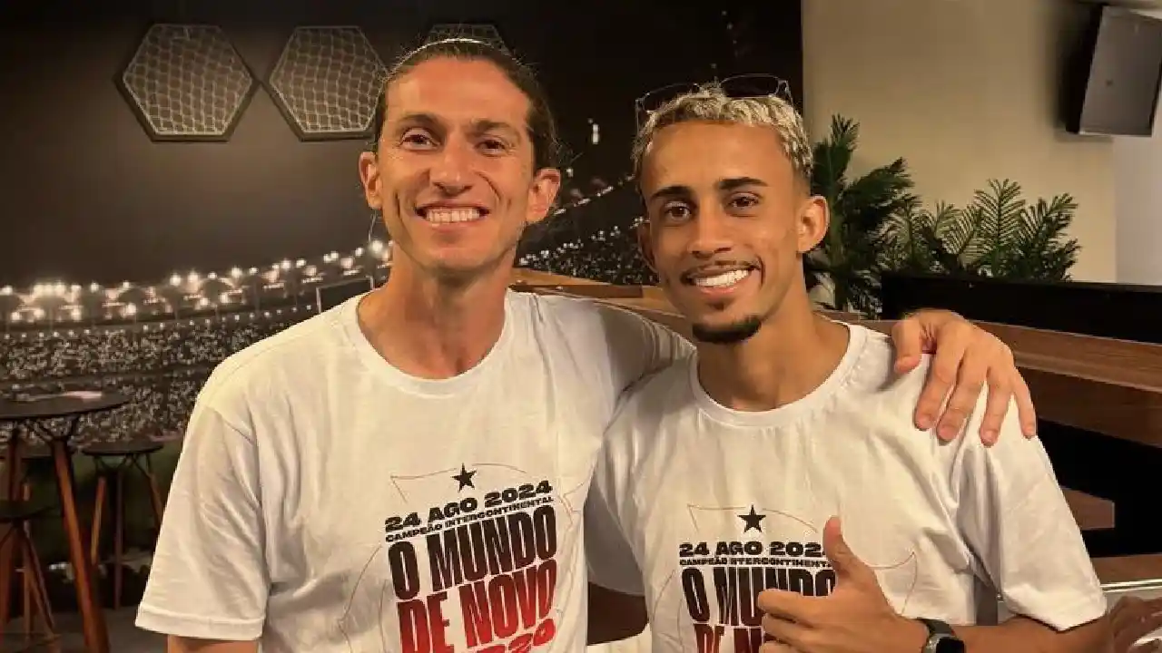 Filipe Luís trabalhando com a base do Flamengo, destacando jovens talentos - foto: reprodução