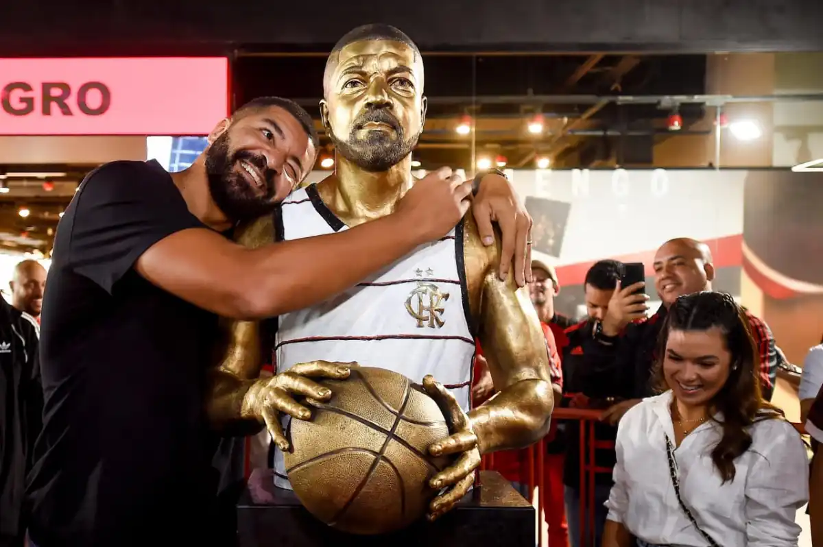 Ídolo do FlaBasquete, Olivinha ganha busto no Clube - Foto: Marcelo Cortes/Flamengo