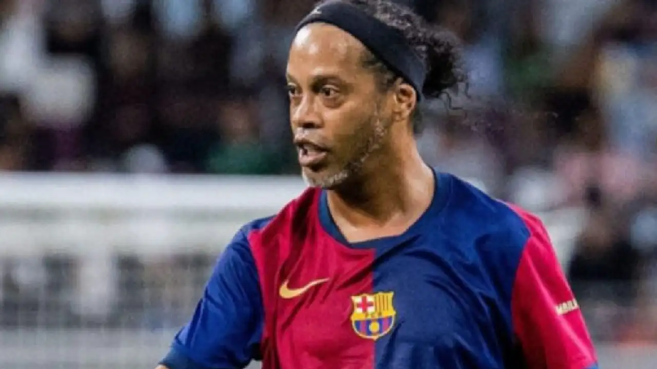 Ronaldinho Gaúcho revive a magia com golaço de falta no jogo de lendas entre Barcelona e Real Madrid - foto: reprodução