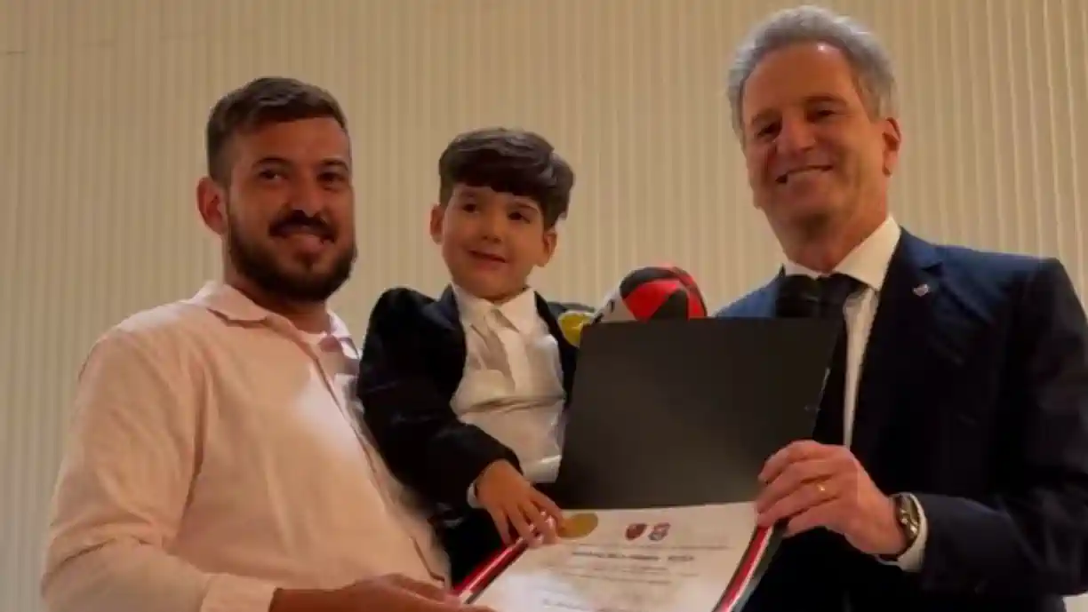 Filho de Everton Ribeiro, Antônio, recebe título de sócio honorário do Flamengo