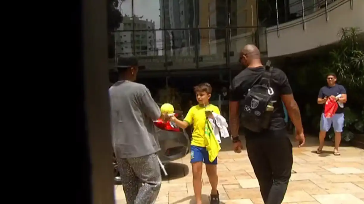 Small fan presents "Golden Ball" to Vinícius Júnior in the player's introduction to the national team