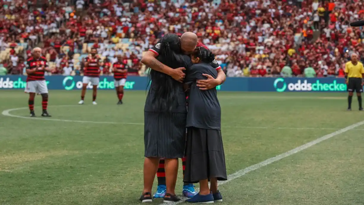 Em jogo marcado por emoções, Adriano Imperador se despede oficialmente dos gramados