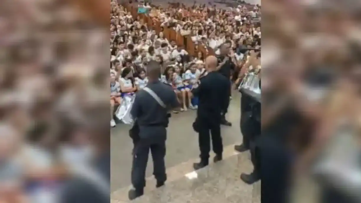 Crianças surpreendem músicos e cantam hino do Flamengo durante homenagem ao Botafogo