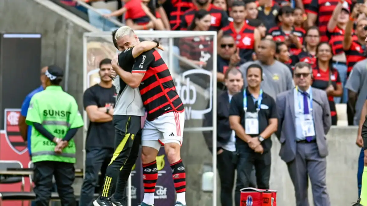 Léo Ortiz celebra com auxiliar de Filipe Luís - Foto: Marcelo Cortes/Flamengo