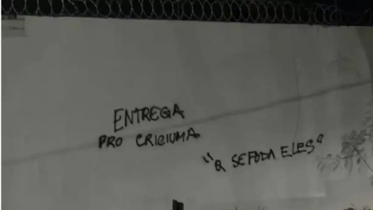 Como assim? Torcedores do Flamengo picham muro do Ninho com pedido inusitado