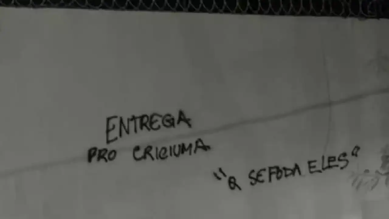 "Delivery to Criciúma", Flamengo fans paint graffiti on the Gávea wall