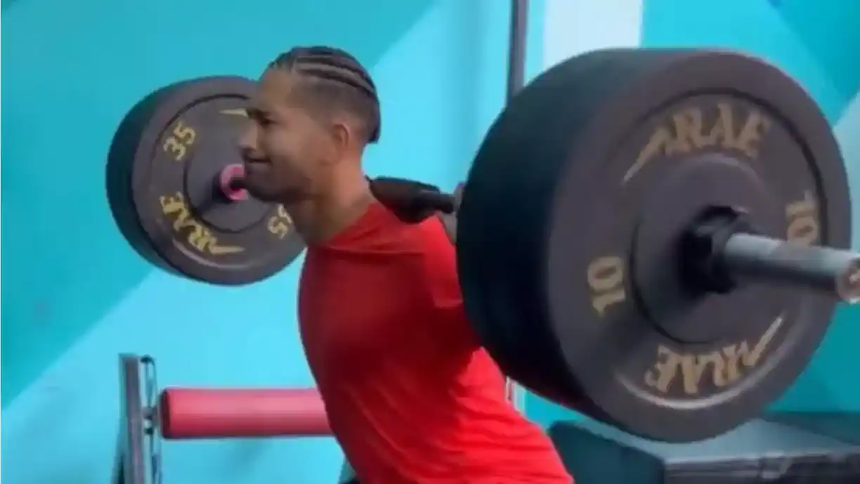 Zagueiro do Flamengo aparece treinando em academia antes de voltar das férias