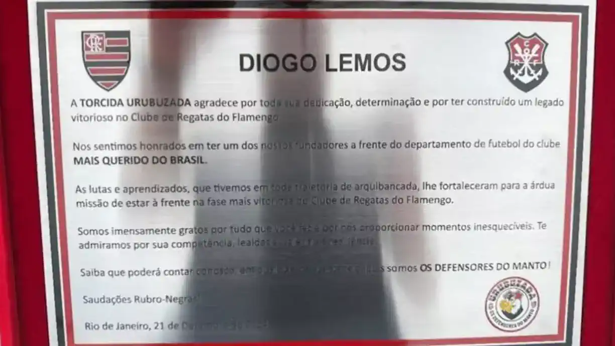 Diogo Lemos recebe homenagem de torcida organizada do Flamengo (Foto: Reprodução)