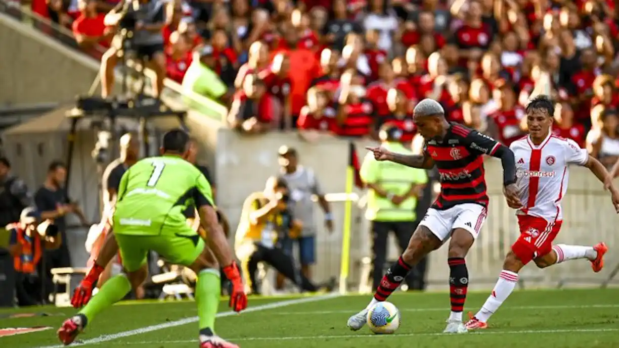 Wesley bate recorde de desarmes e interceptações (Reprodução/ Gilvan de Souza e Marcelo Cortes/ Flamengo)