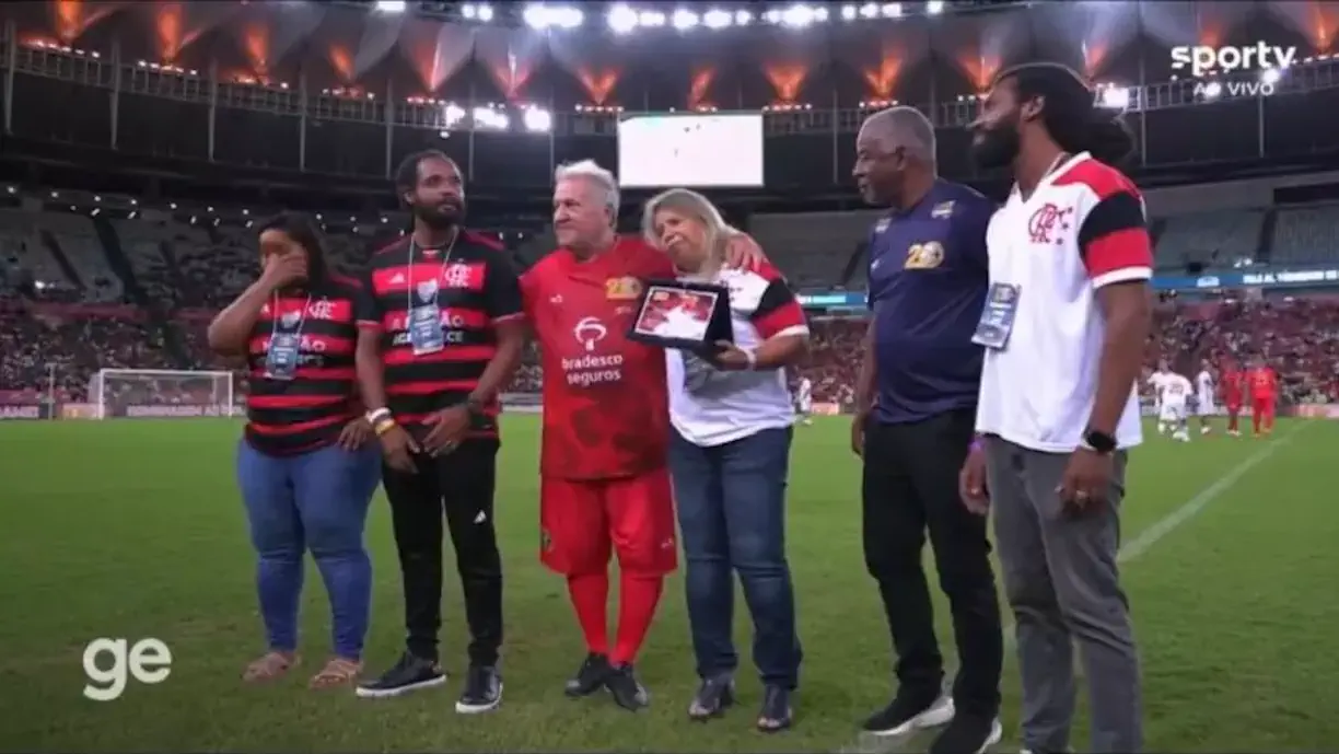 Zico presta homenagens a Adílio no Maracanã (Reprodução: SporTV/GE)