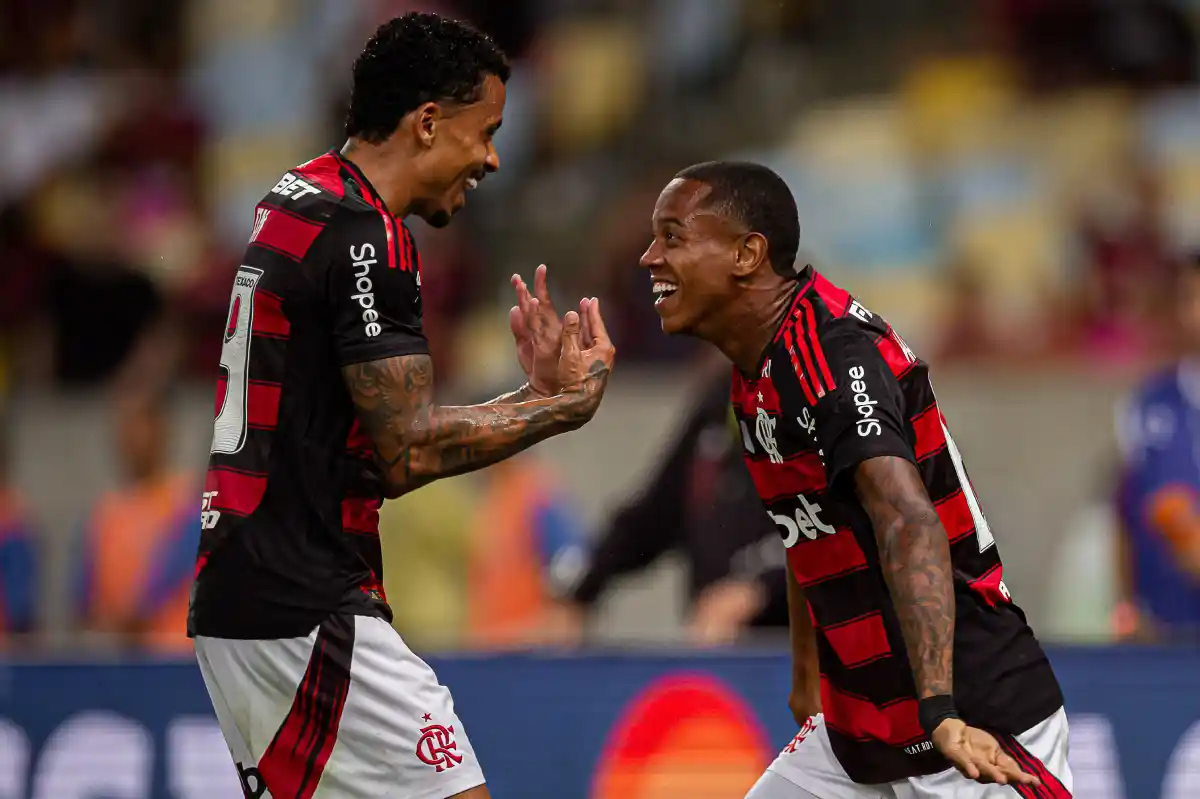 Allan comemora vitória do Mais Querido junto com Wallace Yan ( Foto: Flamengo ) 