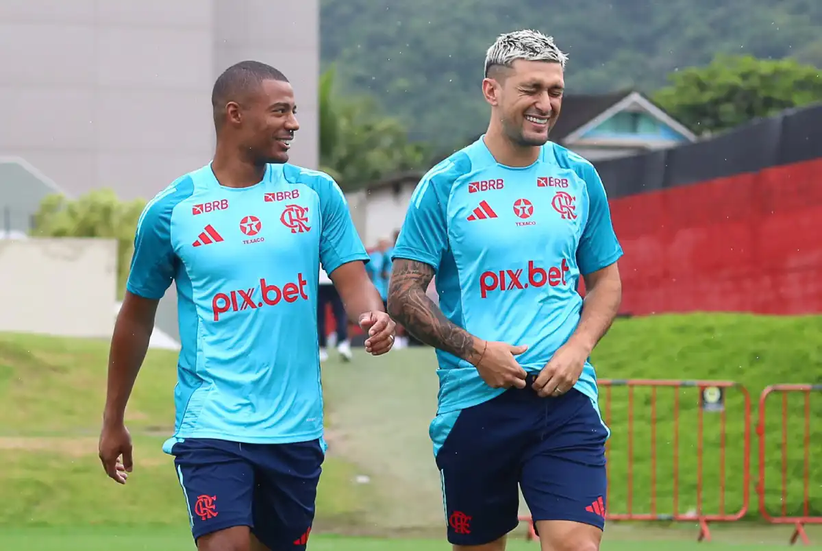 Arrascaeta elogia o manto do Flamengo e torcedores ficam na dúvida