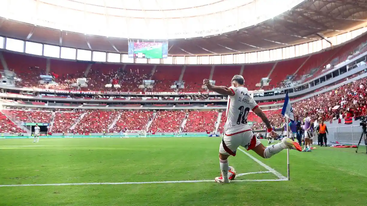 Após estreia de Arrascaeta com a camisa 10 do Flamengo, Filipe Luís cita Zico