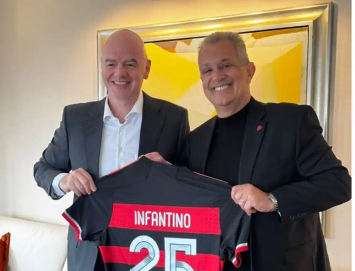 : Presidente do Flamengo, Bap, presenteia Gianni Infantino com o Manto Sagrado ( Foto: Flamengo ) 