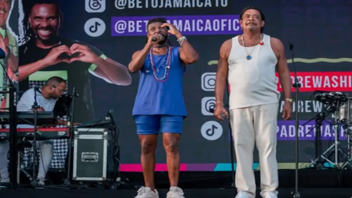 Integrante do 'É o Tchan' se irrita com Wesley Safadão em apresentação durante cruzeiro