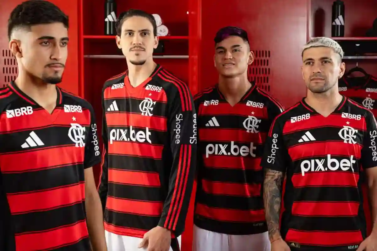 Novo uniforme do Flamengo 2025 traz homenagem ao urubu e campanha especial. ( Foto: Flamengo / Adidas ) 