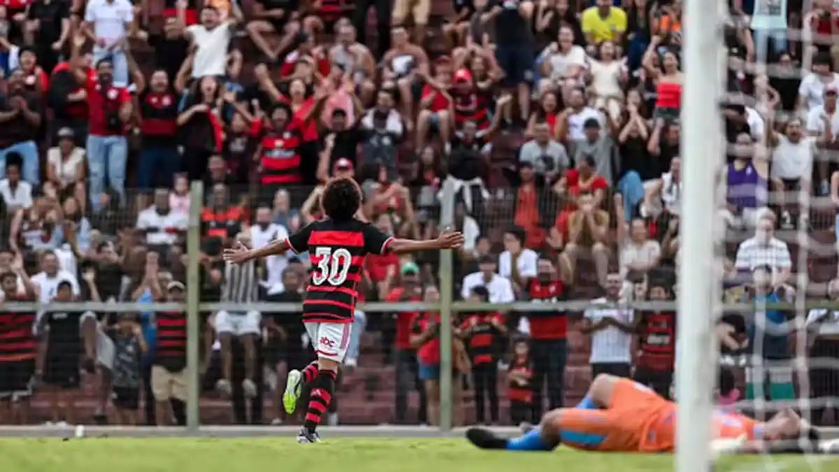 Ryan Roberto comemora com a torcida do Flamengo (Foto: Victor Baetas / CRF)