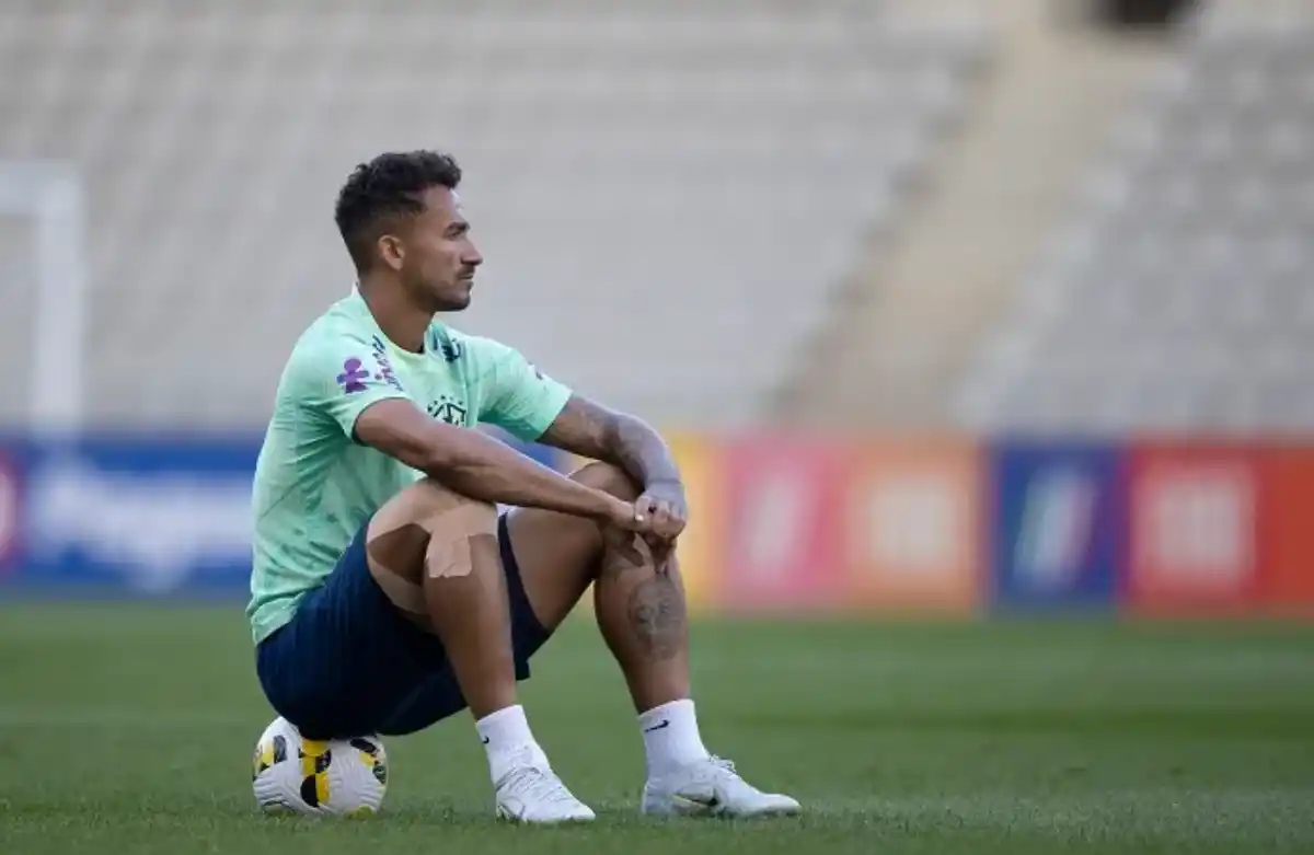 O lateral segue recebendo propostas, Flamengo observa de longe ( Foto: CBF )