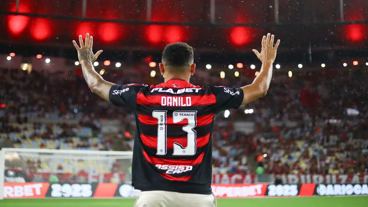 Danilo se coloca à disposição para atuar em 5 posições no Flamengo