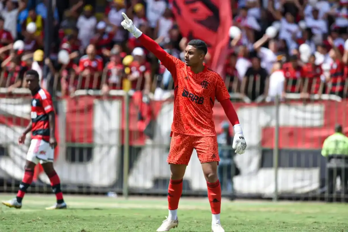 Goleiro Dyogo Alves está entre os jogadores que estrearam pelo profissional do Flamengo - Foto: Paula Reis/Flamengo