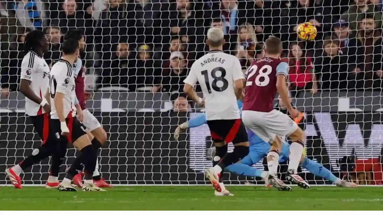 Andreas Pereira makes a bizarre mistake in Fulham's defeat to West Ham (Reproduction/Premier League)