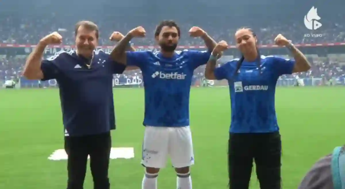 O atacante ex-Flamengo foi apresentado no Mineirão na tarde de hoje ( Foto: Cruzeiro ) 