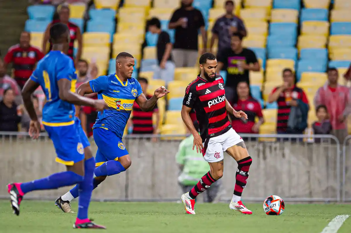 Juninho em atividade contra o Sampaio Corrêa pelo Flamengo  ( Foto: Flamengo ) 