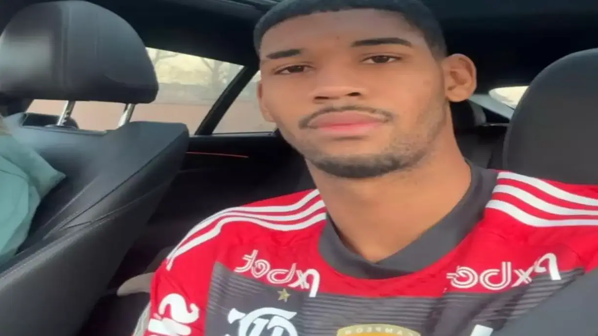 Ex-Flamengo e destaque em clube da Alemanha aparece usando o Manto Sagrado