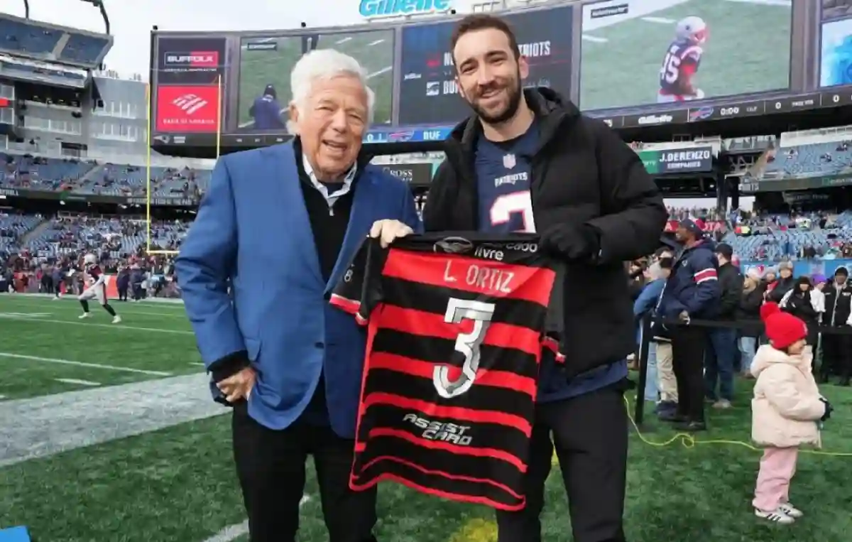 Léo Ortiz entrega camisa do Flamengo a dono dos Patriots - Foto: Reprodução/Patriots