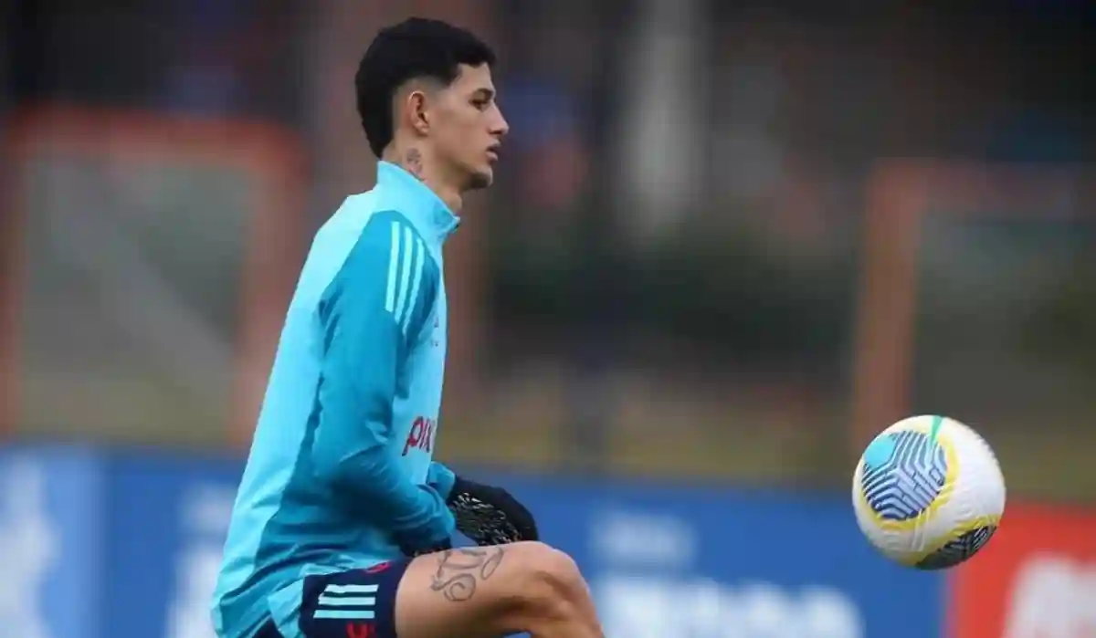 Pablo Lúcio, do Sub-17, treina com o elenco principal após a pré-temporada ( Foto: Flamengo ) 